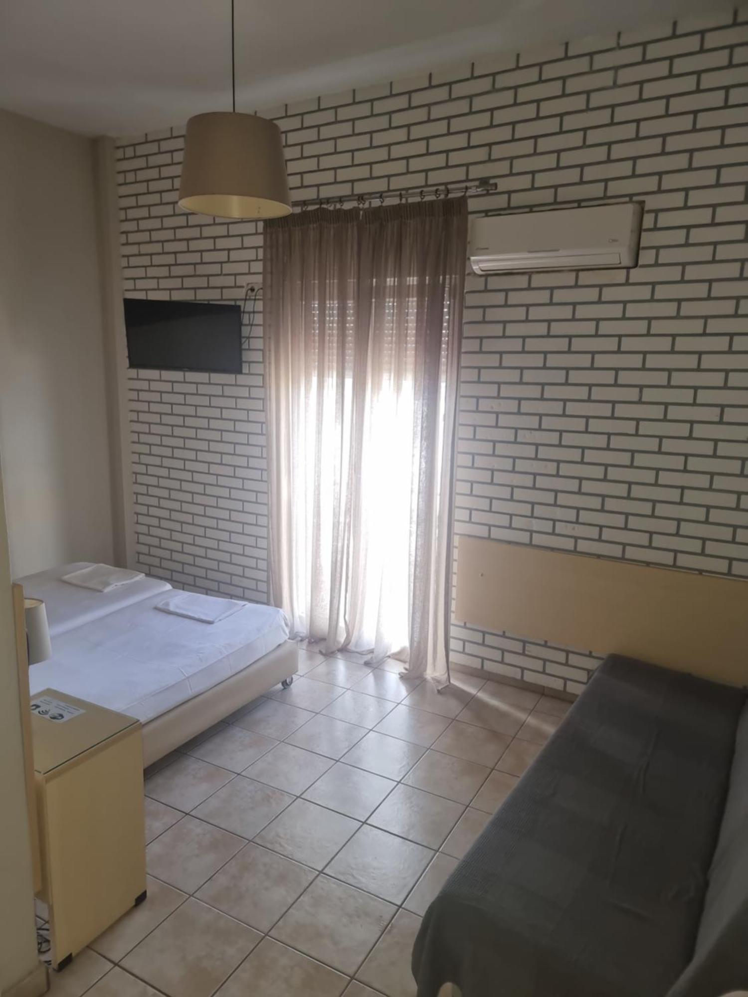 Kentrikon Hotel Chalkís Buitenkant foto