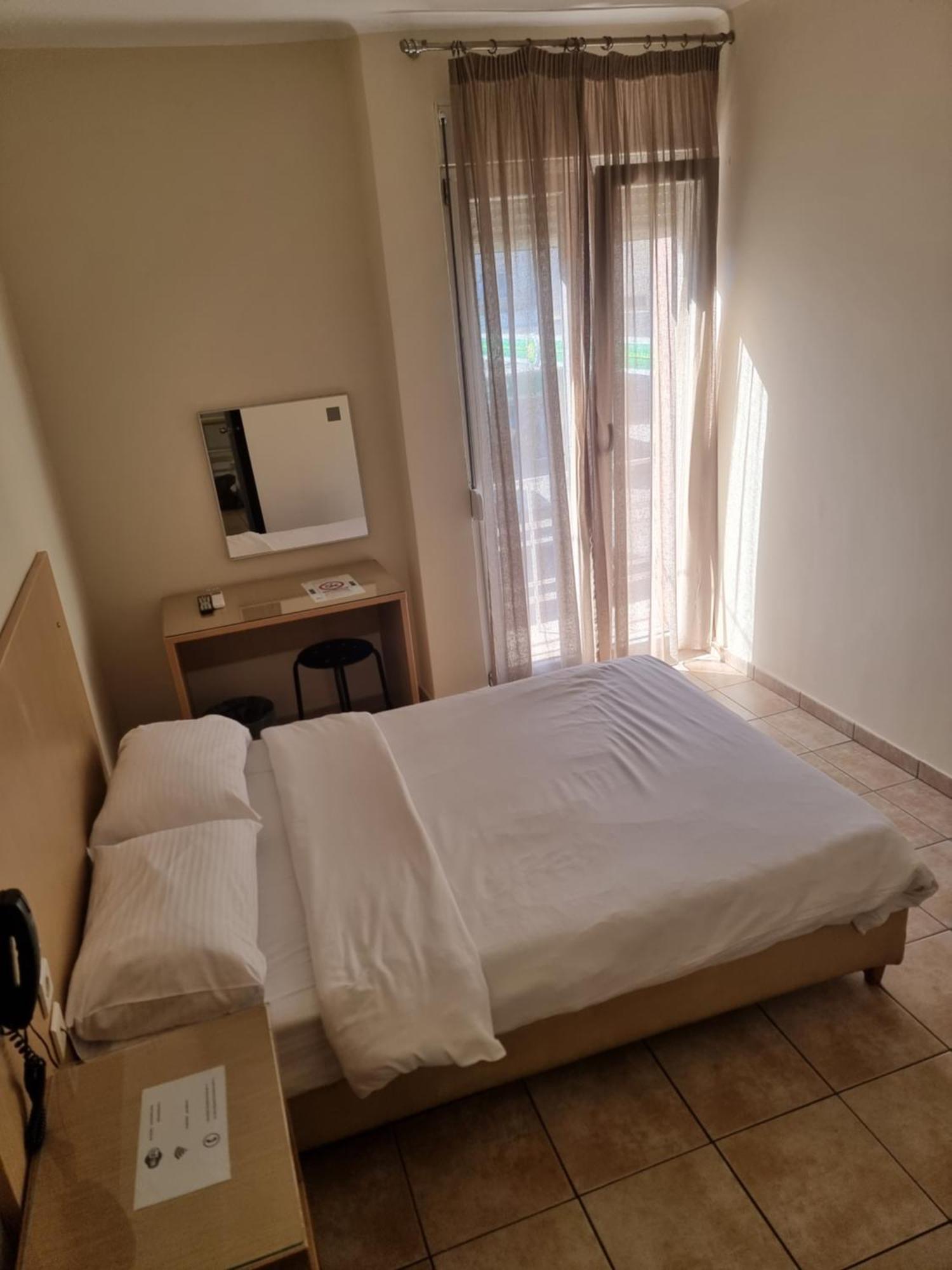 Kentrikon Hotel Chalkís Buitenkant foto