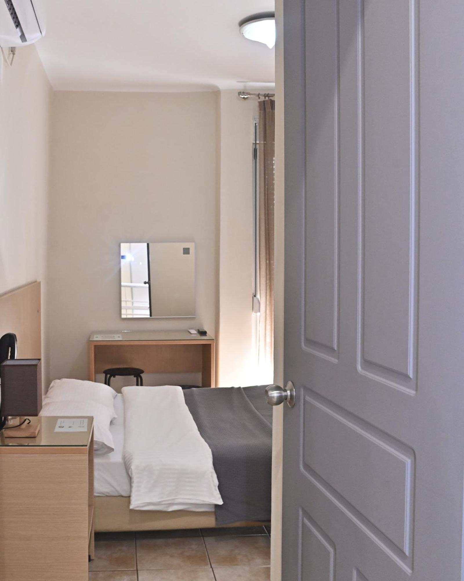 Kentrikon Hotel Chalkís Buitenkant foto